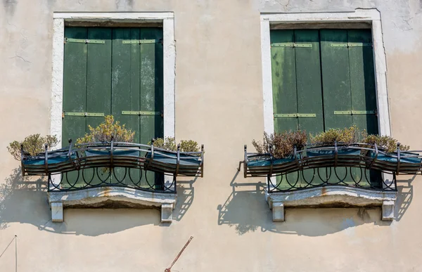 Belle finestre veneziane di una tipica casa veneziana, Italia — Foto Stock