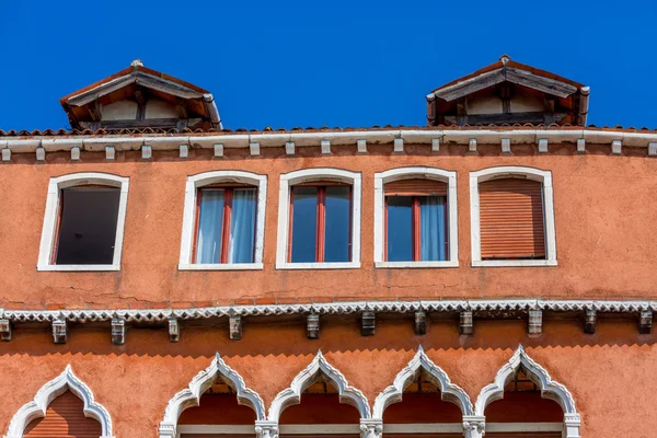 Beautiful venetian windows of a typical Venetian house, Italy — Stock Photo, Image