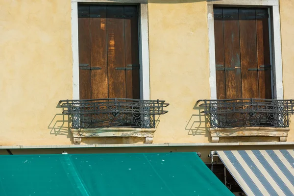 Belle finestre veneziane di una tipica casa veneziana, Italia — Foto Stock