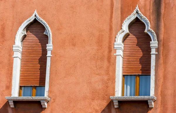 Hermosas ventanas venecianas de una casa típica veneciana, Italia —  Fotos de Stock