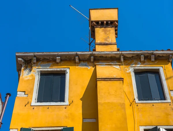 Beautiful venetian windows of a typical Venetian house, Italy — Stock Photo, Image