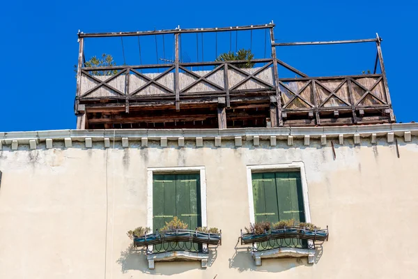 Hermosas ventanas venecianas de una casa típica veneciana con terraza, Italia —  Fotos de Stock