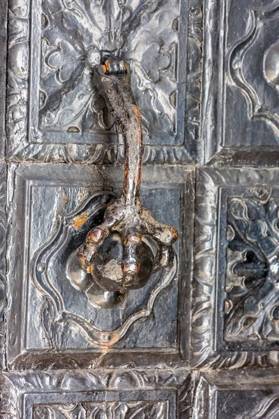 Old wrought iron door with beautiful patterns — Stock Photo, Image