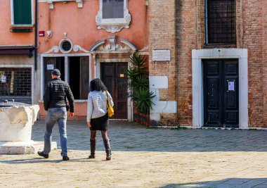 Venedik, İtalya tek tipik bir yerde genç Çift