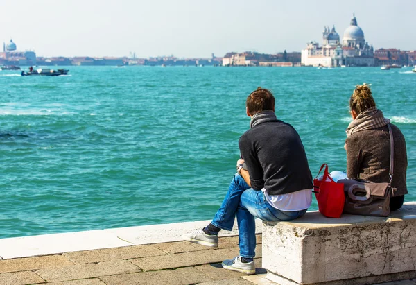 Couple standing by the Canal grande in Venice — Stock Photo, Image