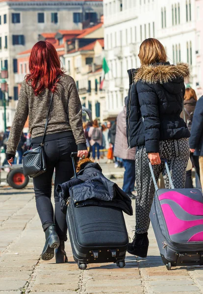 Bayanlar çanta erken sabah Venedik, İtalya'da cadde üzerinde