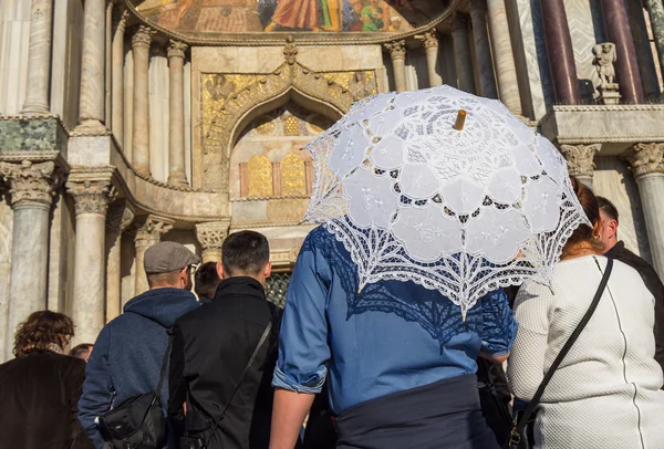 Skupina turistů před baziliky San Marco — Stock fotografie