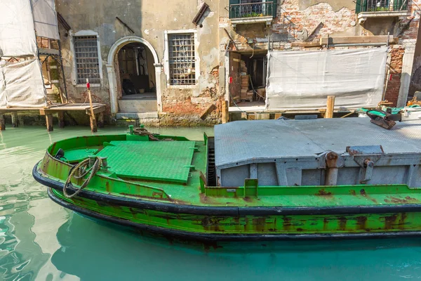 在威尼斯运河上的改装建筑物 — 图库照片