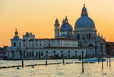 Canal Grande üzerinde gondol ile Basilica di Santa Maria della Salut