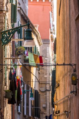 Bir tel üzerinde kurutma Çamaşırhane ile Venedik windows