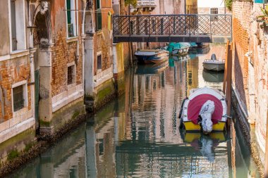 Venedik'in merkezinde romantik dar kanalda.