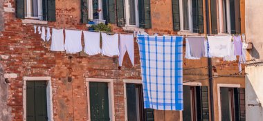 Bir tel üzerinde kurutma Çamaşırhane ile Venedik windows