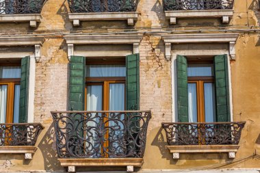 Closeup windows Windows Ev'in bir tipik Venedik, İtalya