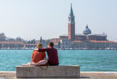 San Giorgio Maggiore ile genç aşıklar arka plan üzerinde