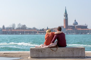San Giorgio Maggiore ile genç aşıklar arka plan üzerinde