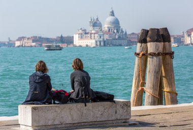 Genç turist Basilica di Santa Maria della Salute arka planda