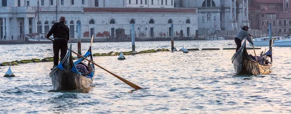 Gondole sur Canal Grande avec Basilique Santa Maria della Salut — Photo