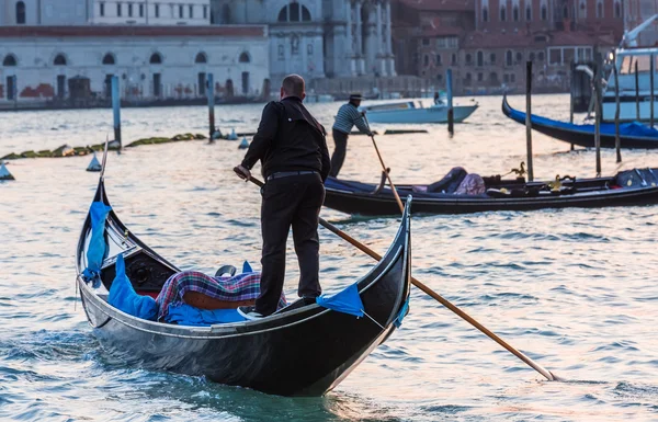 Gondoli na Canal Grande z Basilica di Santa Maria della Salut — Zdjęcie stockowe