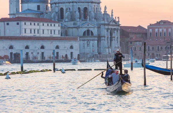 Gondole sur Canal Grande avec Basilique Santa Maria della Salut — Photo