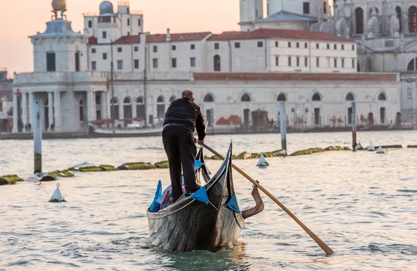 Gondoli na Canal Grande z Basilica di Santa Maria della Salut — Zdjęcie stockowe