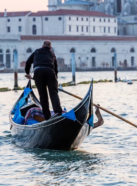 Gondole sur Canal Grande avec Basilique Santa Maria della Salut — Photo