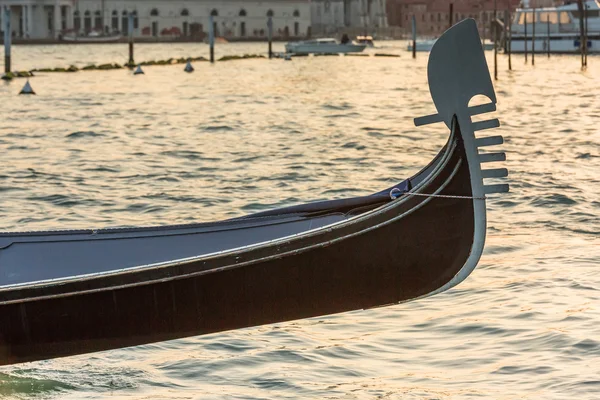 Gondola on Canal Grande with Basilica di Santa Maria della Salut — Stock Photo, Image