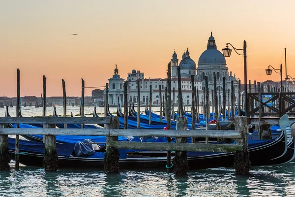 Gondola on Canal Grande with Basilica di Santa Maria della Salut — Stock Photo, Image