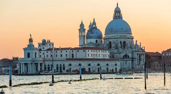 Góndola en Canal Grande con Basílica de Santa Maria della Salut — Foto de Stock