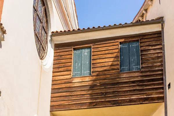 Hermosas ventanas venecianas de una casa típica veneciana, Italia —  Fotos de Stock