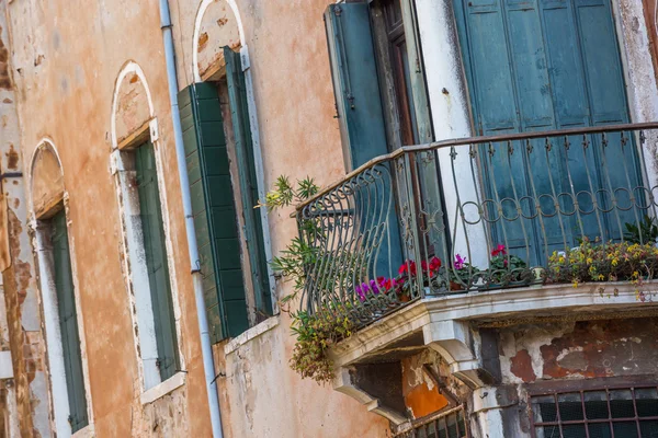 Primo piano sulle finestre di una tipica casa veneziana, Italia — Foto Stock