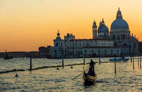 Góndola en Canal Grande con Basílica de Santa Maria della Salut — Foto de Stock