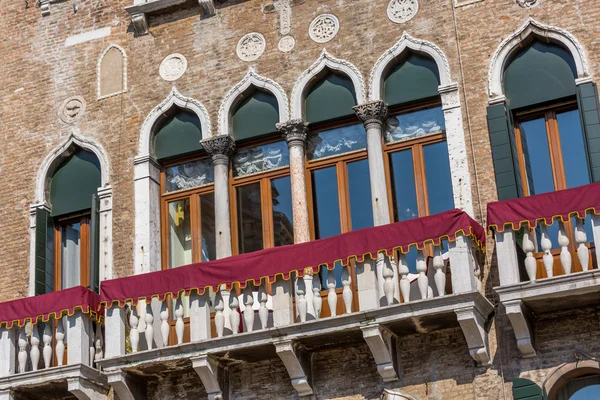 Primo piano sulle finestre di una tipica casa veneziana, Italia — Foto Stock