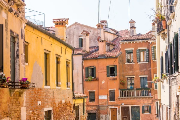 Hermosa fachada y ventanas de casas típicas venecianas, Italia —  Fotos de Stock