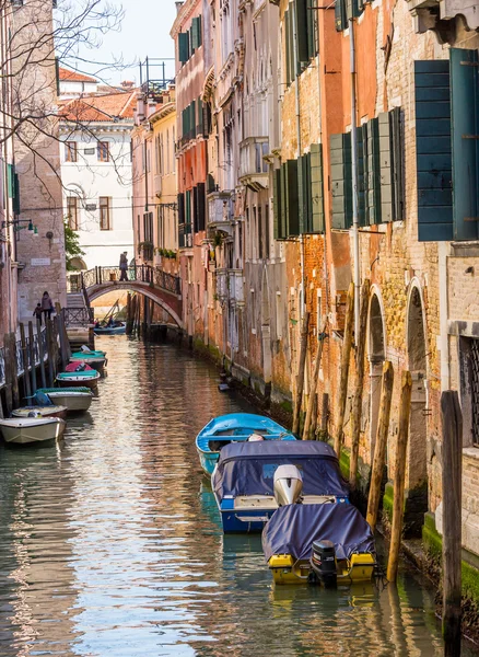 Romantiska smala kanalen i centrum av Venedig. — Stockfoto