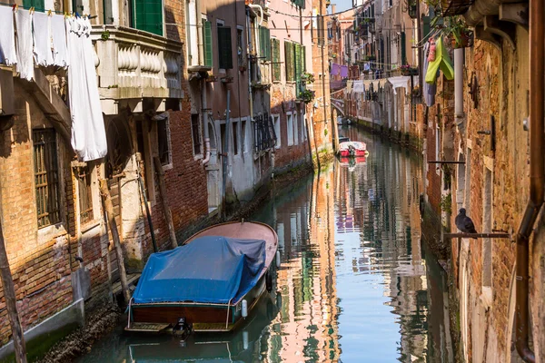 Barche con telone in romantico stretto canale a Venezia . — Foto Stock