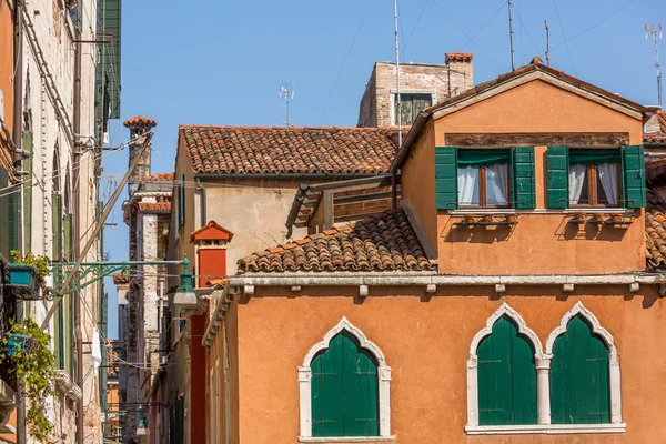 Beautiful venetian windows of a typical Venetian house, Italy — Stock Photo, Image