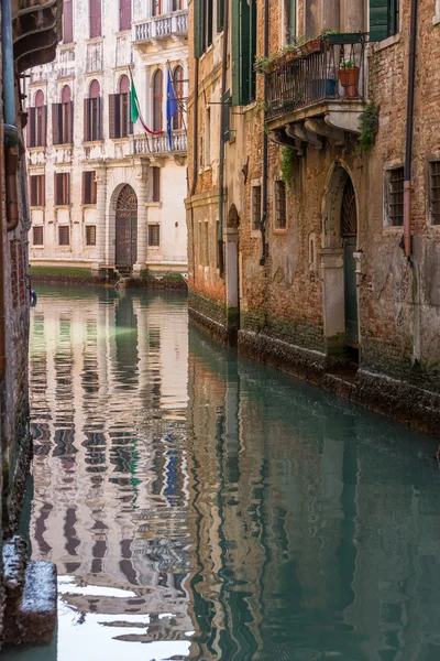 Canal étroit romantique dans le centre de Venise . — Photo