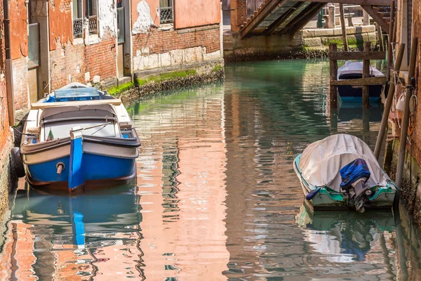 Romantiska smala kanalen i centrum av Venedig. — Stockfoto