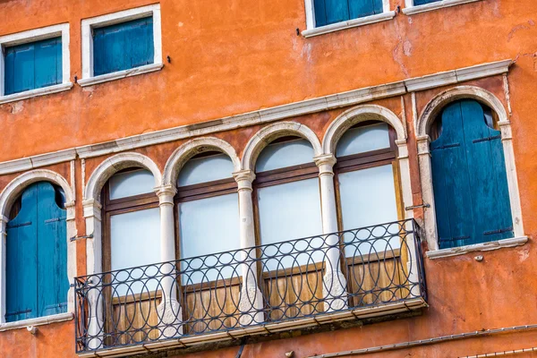 Primo piano sulle finestre di una tipica casa veneziana, Italia — Foto Stock