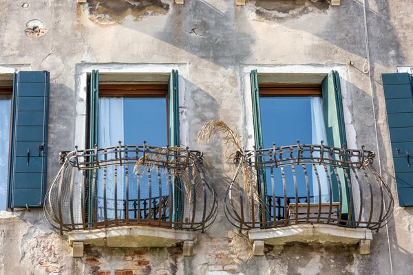 Primo piano sulle finestre di una tipica casa veneziana, Italia — Foto Stock