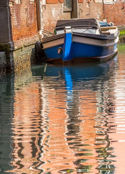 Romantiska smala kanalen i centrum av Venedig. — Stockfoto