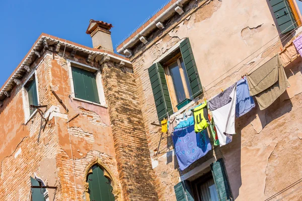 Schönes venezianisches Haus mit Wäschetrocknung auf einem Draht — Stockfoto