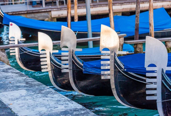 Гондола на Гранд-канале в Венеции, Италия — стоковое фото