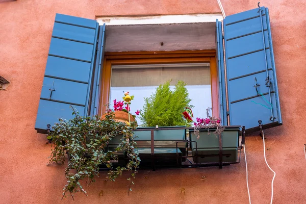 Primo piano sulle finestre di una tipica casa veneziana, Italia — Foto Stock