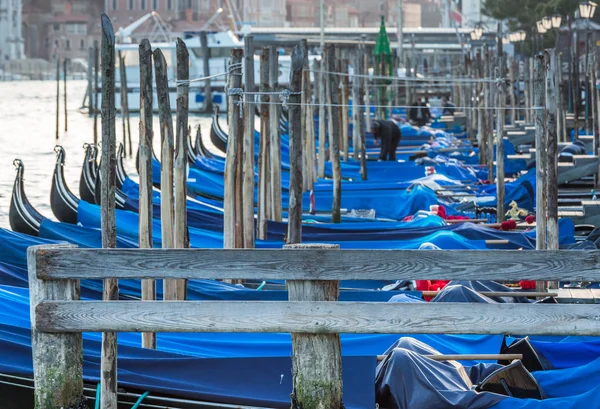 Närbild på gondolen i Canal Grande i Venedig, Italien — Stockfoto