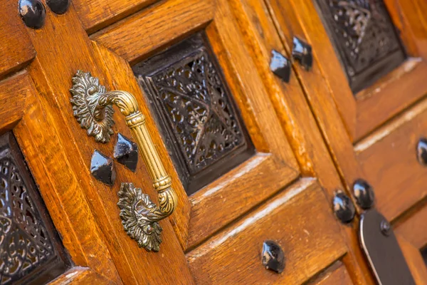 Vintage image of beautiful carved wooden door — Stock Photo, Image