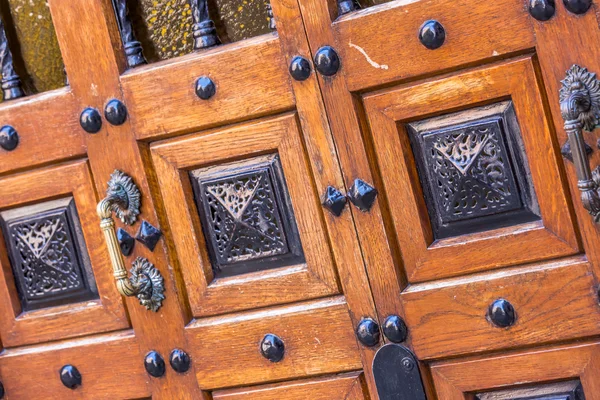 Vintage image of beautiful carved wooden door — Stock Photo, Image