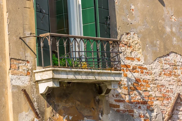 Detailní záběr na staré okno typické benátské domu, Itálie — Stock fotografie