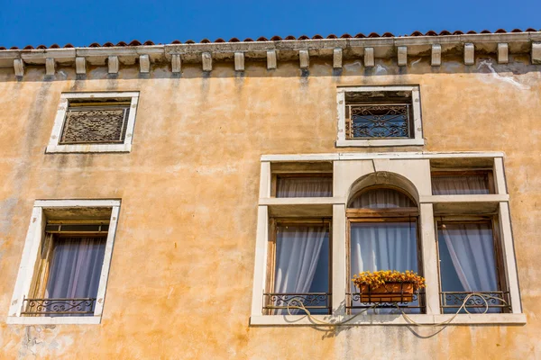 Vackra venetianska fönster hos ett typiskt venetianska hus, Italien — Stockfoto