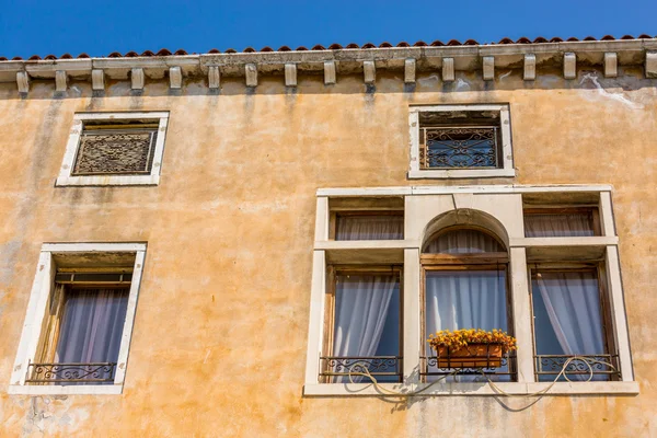 Belle finestre veneziane di una tipica casa veneziana, Italia — Foto Stock